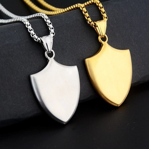 Collier Pendentif Bouclier Vintage en Acier Inoxydable Mat Brossé Bijoux Hip Hop pour Hommes Femmes Colliers Quotidien