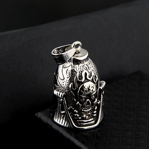 Detailaufnahme des Vintage-Totenkopf-Glockenanhängers mit Punk-Gravurtexturen