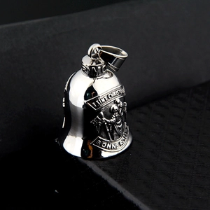 Makroansicht des Saint Christopher Glockenanhängers aus Silberstahl auf schwarzem Ständer