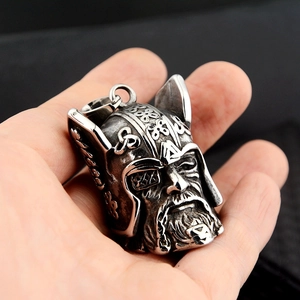 Makroaufnahme eines Wikinger-Kriegerhelm-Anhängers mit Valknut-Symbol und Knotenmustern