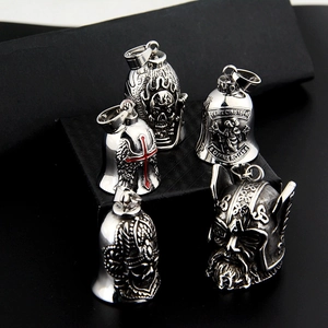 Detaillierte Makroansicht der Vintage-Silberglocken-Anhänger mit 3D-Prägung und Punk-Motiven