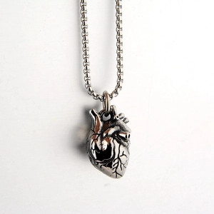 Realistischer anatomischer Herzanhänger aus oxidiertem Titanstahl im Gothic-Stil mit Kette