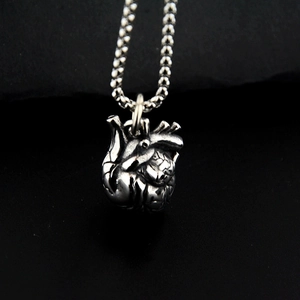 Halskette mit anatomischem Herzanhänger aus Edelstahl im Vintage-Stil mit robuster Gliederkette