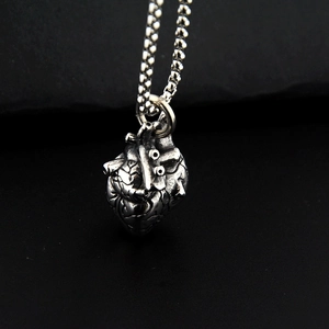 Vintage-Halskette mit anatomischem Herzanhänger im Punk-Stil und Edelstahl-Kugelkette