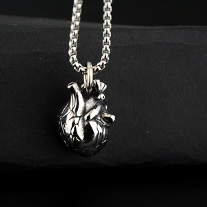 Realistische anatomische Herz-Halskette in Vintage-Silber auf schwarzem Stein