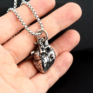 Detailansicht des anatomischen Herzanhängers in Altsilber an einer robusten Stahlkette