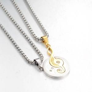 Détail du pendentif note de musique avec gravure I Love You sur chaîne à billes