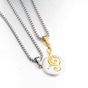 Détail du pendentif clé de sol avec gravure I love you et cristaux sur chaîne à billes