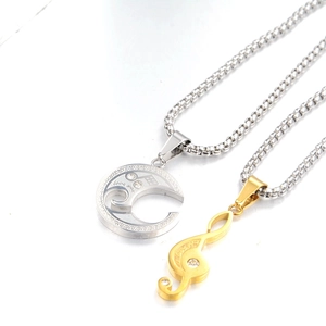 Détail des pendentifs note de musique et lune avec cristaux sur chaînes argentées