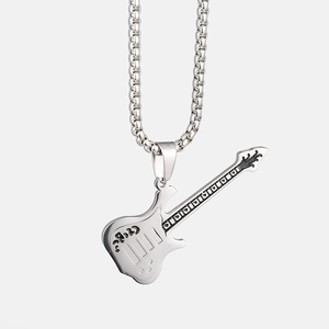 Collana con pendente a chitarra elettrica in acciaio al titanio argento e dettagli neri