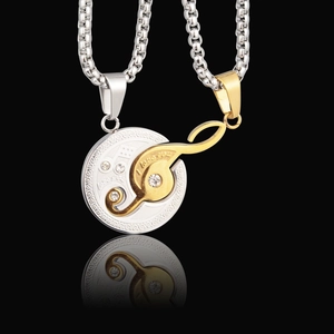 Détail de colliers de couple imbriqués avec gravure love you et zircons cubiques brillants