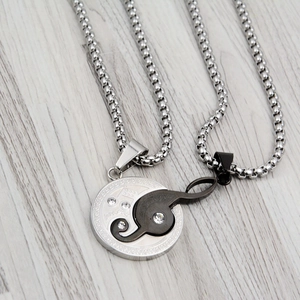 Détail des colliers puzzle notes de musique pour couples avec gravure I love you et cristaux