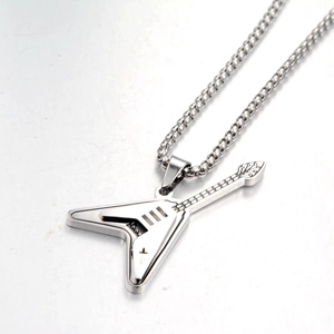 Collier avec pendentif guitare Flying V en acier inoxydable et chaîne à perles carrées