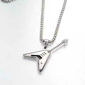 Collier avec pendentif guitare Flying V en acier titane poli pour homme style rock