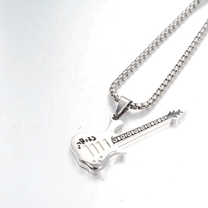 Collana con ciondolo a chitarra in acciaio al titanio argento lucido con catena a scatola