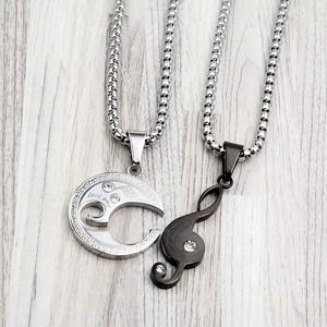Détail de colliers pour couples note de musique avec gravure Love you et zircon