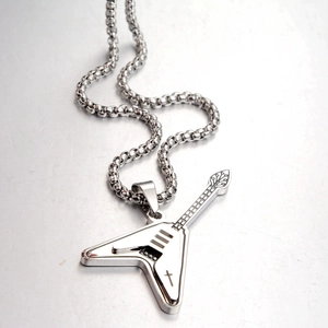 Détail du pendentif guitare électrique avec gravure en croix et chaîne en acier inoxydable