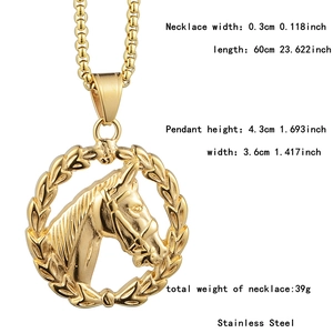 Vue macro du pendentif tête de cheval doré avec dimensions et détails de l'acier inoxydable