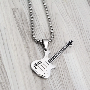 Collana con pendente a forma di chitarra elettrica argento e catena in acciaio