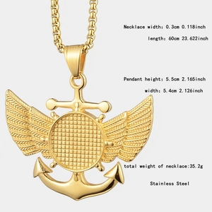Vue détaillée du pendentif ancre et ailes en acier doré avec dimensions précises
