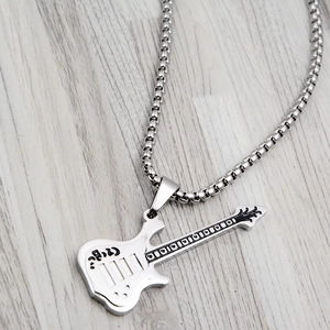 Collana con ciondolo a chitarra in acciaio al titanio con smalto nero e catena a scatolina