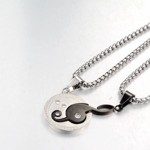 Vue macro du pendentif note de musique en acier inoxydable avec yin yang et zircons