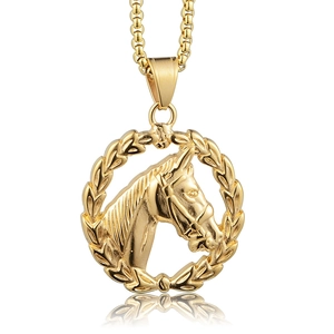 Collier doré avec pendentif tête de cheval en relief et couronne de laurier sur médaille