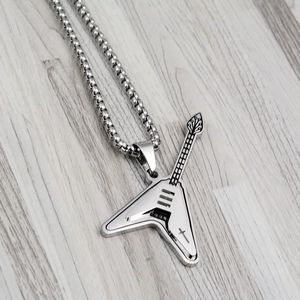Détail du pendentif guitare électrique en acier inoxydable avec une chaîne à mailles robuste