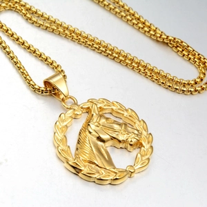 Collier avec pendentif médaillon relief tête de cheval dorée et chaîne maille vénitienne