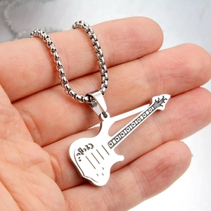 Dettaglio della collana con ciondolo a chitarra d'argento con finiture stile rock n roll