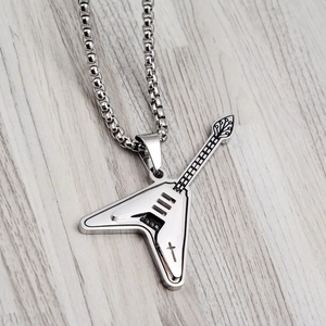 Collier avec pendentif guitare électrique et gravure de croix en acier titane