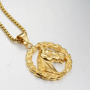 Collier avec pendentif tête de cheval en relief doré et chaîne à mailles vénitiennes