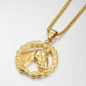 Collier avec pendentif tête de cheval dorée et couronne de laurier sur chaîne box