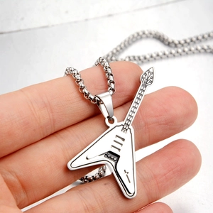 Détail du pendentif guitare en acier inoxydable au style rock et finitions polies