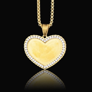 Collana con ciondolo a cuore dorato, bordo in zirconi e trama spazzolata su sfondo nero puro