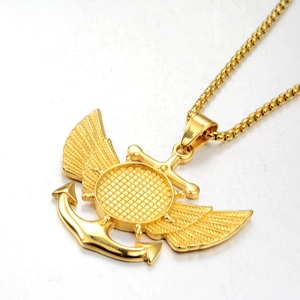 Collier doré avec pendentif ancre et ailes sur une chaîne vénitienne, fond blanc