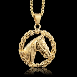 Détail du collier avec pendentif relief de tête de cheval dorée et laurier