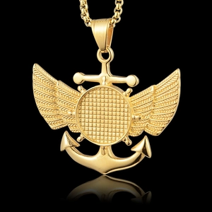 Collier avec pendentif ancre et ailes en or et acier inoxydable sur fond noir avec reflet