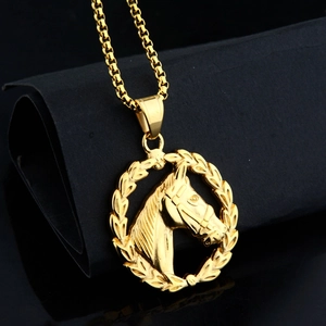 Macro d'un pendentif tête de cheval doré avec relief de laurier sur chaîne box