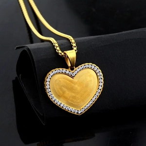Collana con cuore dorato con bordo in zircone e trama circolare su specchio nero