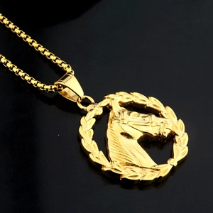 Vue macro du pendentif tête de cheval avec couronne de laurier et chaîne en acier