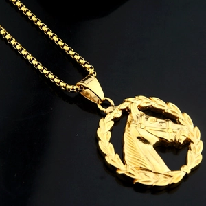 Détail du pendentif tête de cheval doré avec couronne de laurier et chaîne box