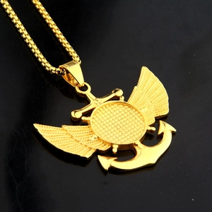 Vue détaillée du pendentif doré ancre et ailes avec élément d'épée vintage