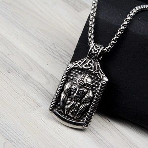 Collana retrò con pendente quadrato DC con diamanti e ritratto di vichingo in argento