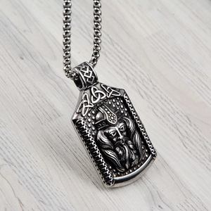 Collana con ciondolo guerriero vichingo retrò con dettagli di nodi celtici in metallo