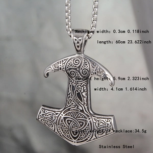 Makroaufnahme des Mjölnir-Anhängers mit keltischen Gravuren und Maßen 5,9x4,1cm