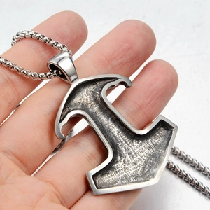 Nahaufnahme von Thors Hammer Mjölnir Anhänger aus mattem Edelstahl im Vintage-Look