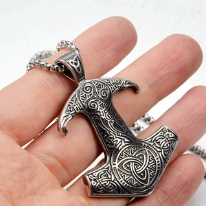 Wikinger Thor Hammer Halskette aus Edelstahl mit Keltenknoten in der Hand gehalten
