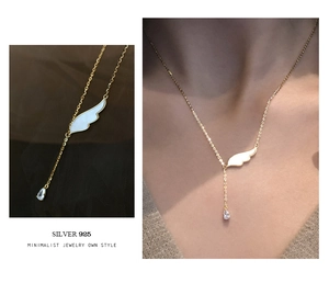 Détail du collier en argent S925 avec ailes d'ange et un pendentif en goutte scintillante