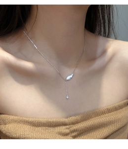 Collier en Y ailes argentées avec pendentif zircon goutte sur cou de mannequin